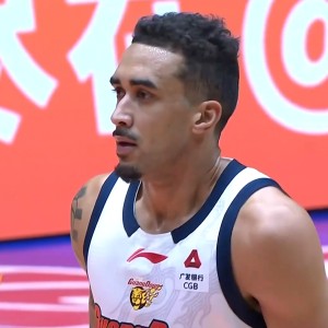 星空官网-广东9分领先吉林！徐杰进攻打疯了，奎因轰21+4，萨姆纳神奇三分