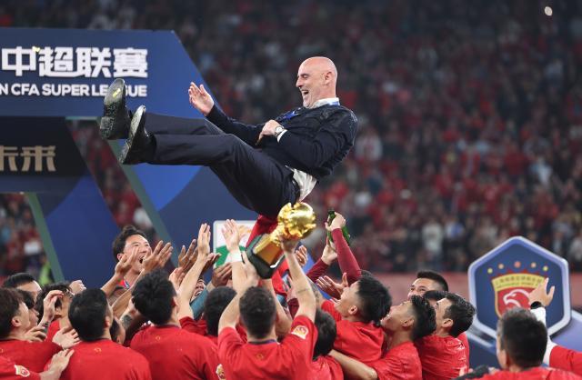 1730629817620008110.jpg (体育)(14)足球——中超:上海海港队卫冕冠军XxjpseC007313_20241102_PEPFN0A001.jpg