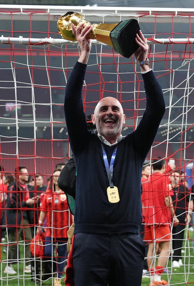 1730646303112081187.jpg (体育)(5)足球——中超:上海海港队卫冕冠军XxjpseC007243_20241102_PEPFN0A001.jpg